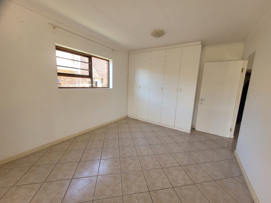 To Let 4 Bedroom Property for Rent in Wavecrest Eastern Cape